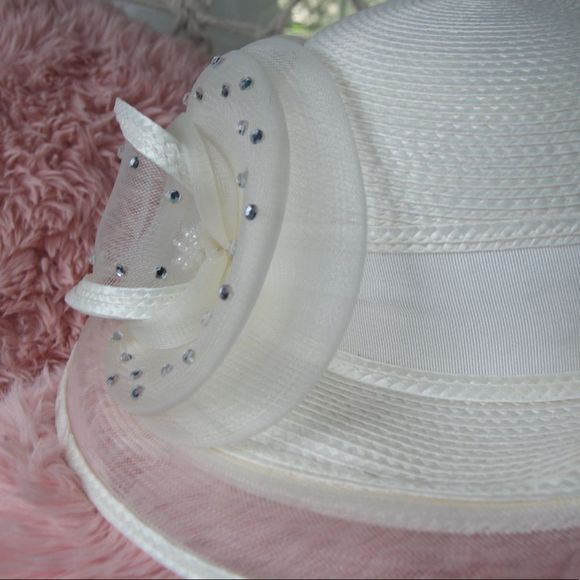 Vintage white woven mesh hat with crystal decorations and bow with accents - Picture 12 of 15